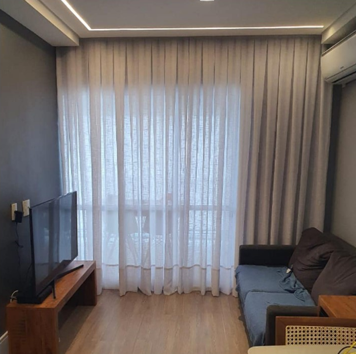 Cortina em gaze de linho bege em sala de estar